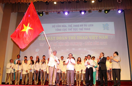 Trưởng đoàn Lâm Quang Thành nhận cờ từ lãnh đạo Bộ VH-TT-DL.